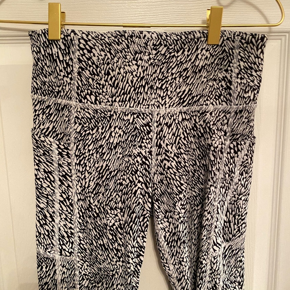 Athleta Ultimate Stash Textured 7:8 Tight - Sz M - Black & White abstract print - Picture 2 of 5